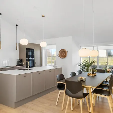 3 Bedroom Lovely In * לוקן