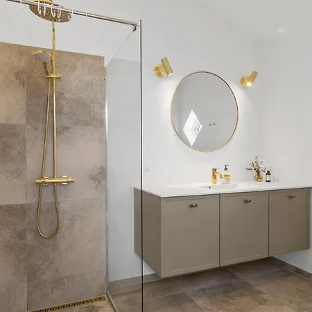 3 Bedroom Lovely In * לוקן